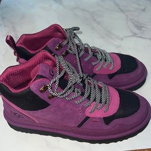 WOMENS UGG HIGHLAND HI HERITAGE BOOTS 'PINOT BERRY' Size 10